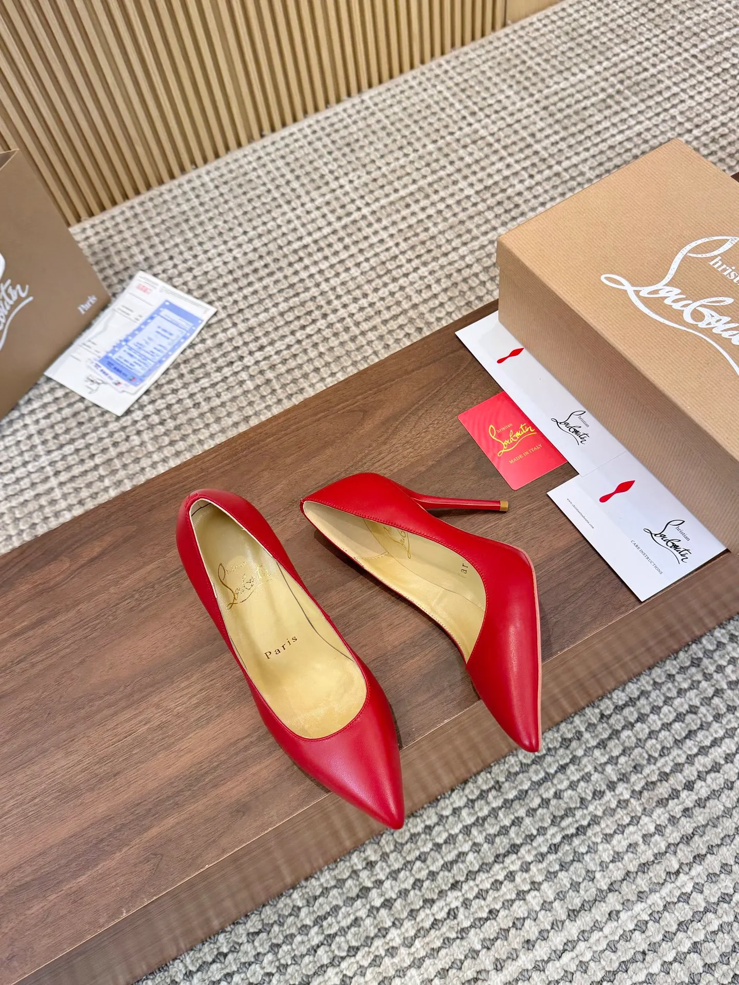 👟👟Ex-factory price 440👟👟 Genuine leather sole +40 Year-round shipment💝Christian Louboutin CL👠 Classic "Matte💎Cow Leather💎Series" noble and luxurious, real blingbling👟👟 Real materials, all customized by the pattern maker, and the materials are made of original customized materials to achieve the taste of the original 6 color options 💍 Upper: Imported 👉 cowhide 💪 Lining: Sheepskin foot pad/lining Size: 34-40.41.42 Heel height: 10.5cm and 8.5cm two options Leather sole Rubber sole
